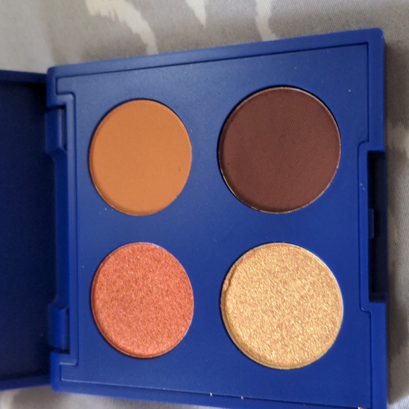 Eyeshadow palette - Picture 2 of 3